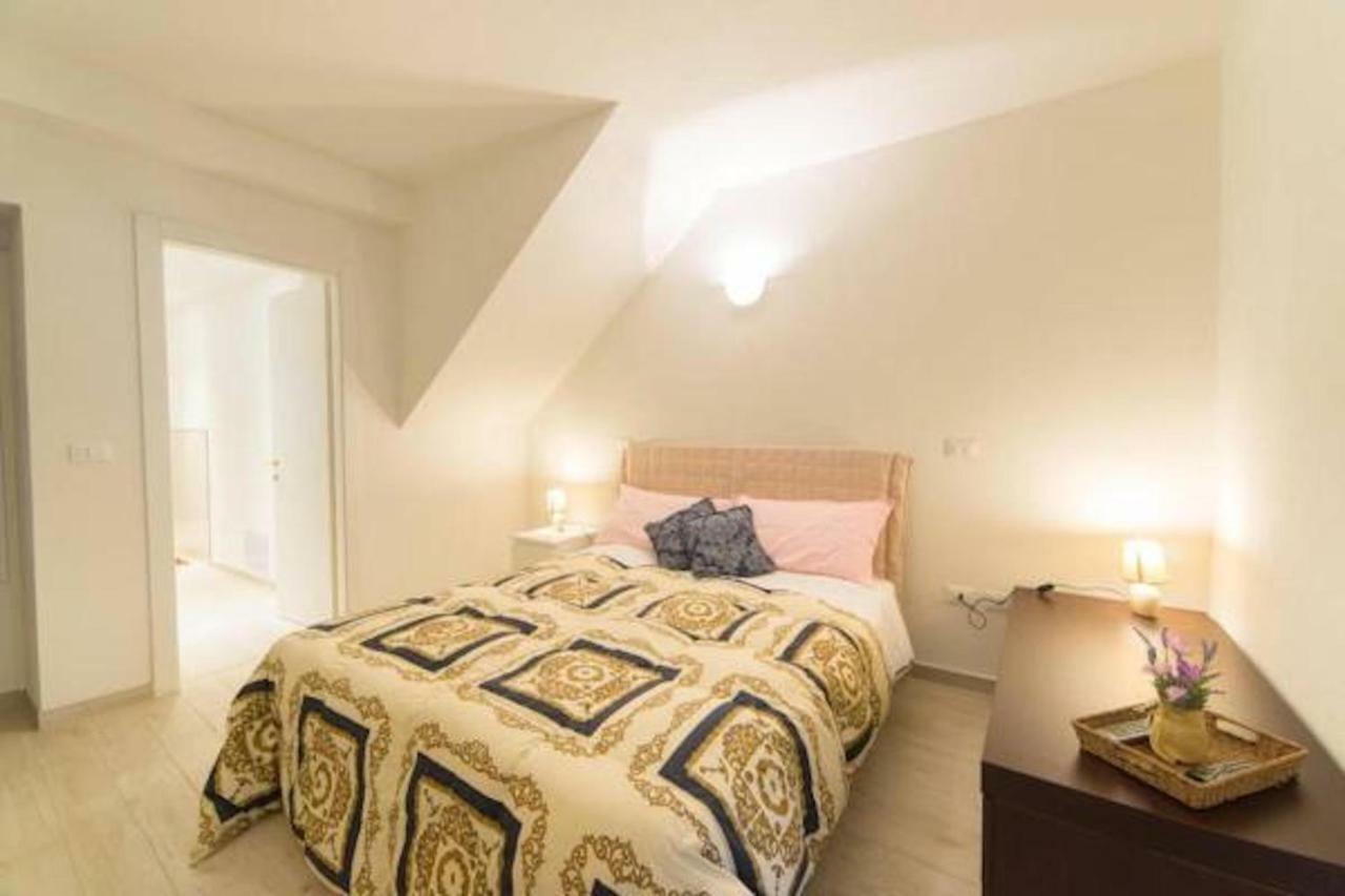 La Casa Nel Borgo Sul Lago Pisogne Bagian luar foto